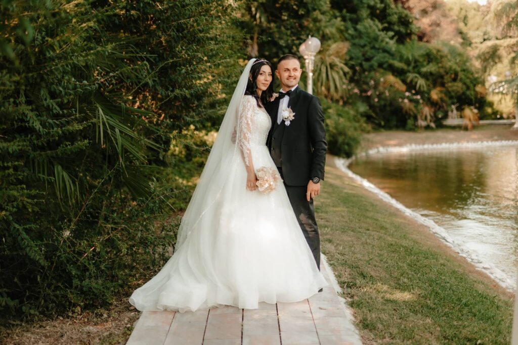Fotografo di matrimoni durante un momento naturale tra gli sposi dopo il matrimonio