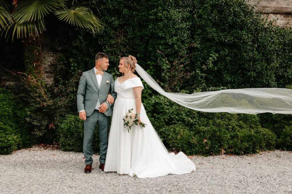 Reportage di fotografo di matrimonio con coppia di sposi davanti a un castello