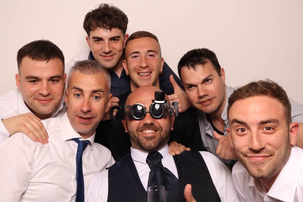 Lo sposo con gli amici davanti al photobooth