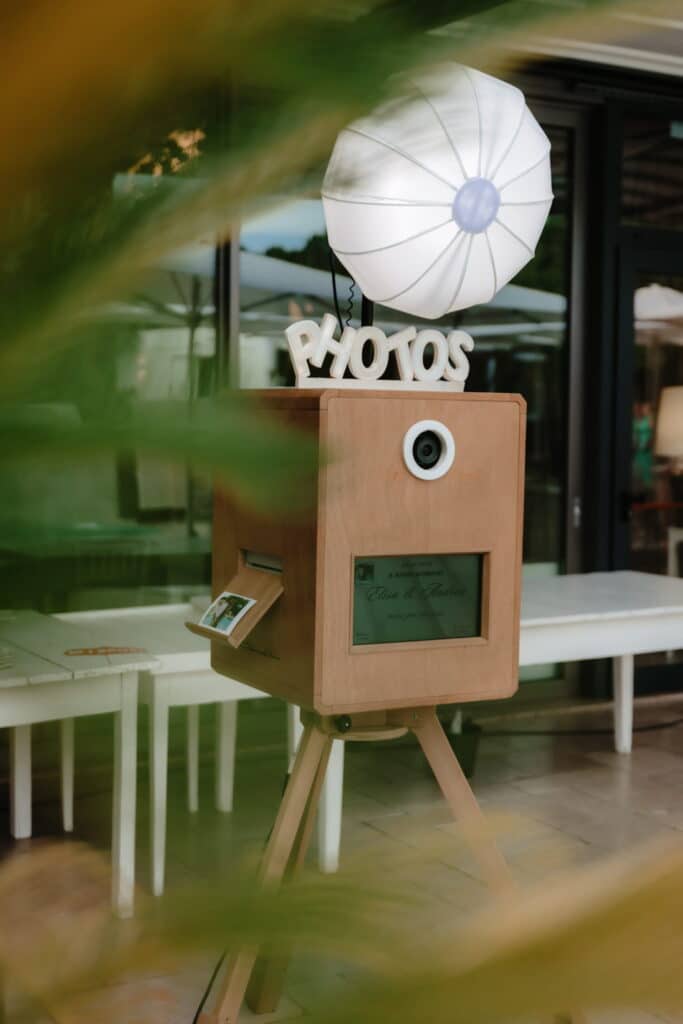il photobooth pronto per gli invitati del matrimonio a bordo piscina