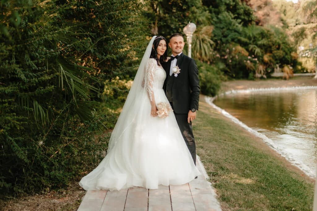 errori foto matrimonio: sposi a bordo lago durante il servizio di copia