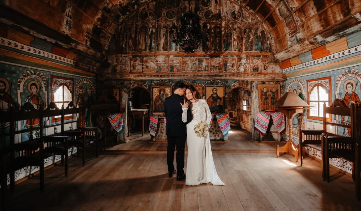 David & Larisa in una chiesa tipica ortodossa