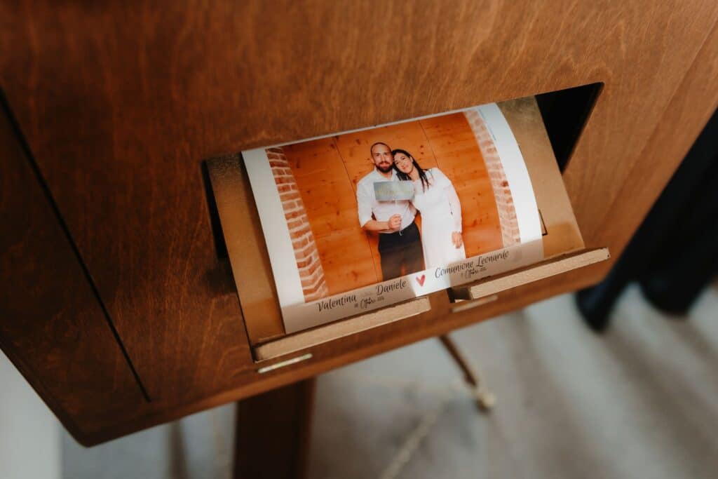 Stampa fotografica degli sposi che esce dal photo booth